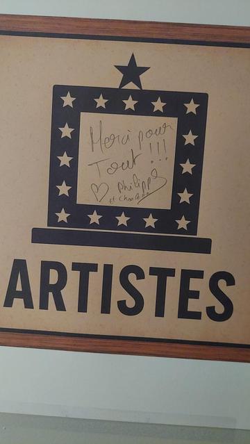 Photo à format vertical d'une affichette indiquant dans un carré d'étoiles la loge des Artistes et au centre est écrit en manuscrit « Merci pour tout !!! »