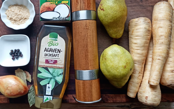 Alle Zutaten vor dem Kochen auf dem Tisch