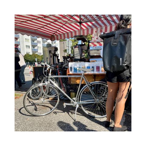 Fahrrad mit verchromten Diamantrahmen am Marktstand von Loppo