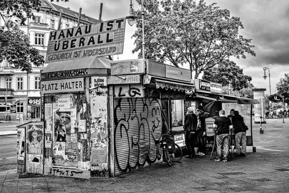 Poster commemorating the violence in Hanau at a kiosk in Berlin