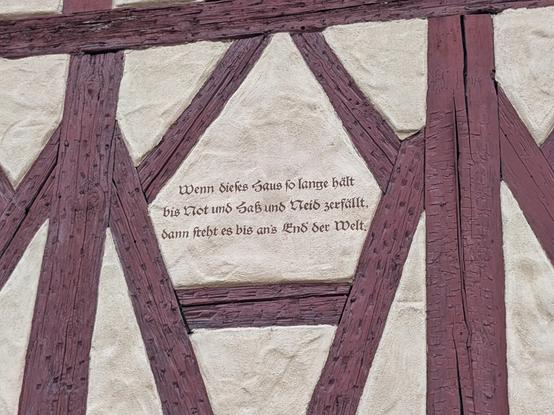 Inschrift an einem Fachwerkhaus in Rothenburg ob der Tauber: „Wenn dieses Haus so lange hält, bis Not und Zank und Neid zerfällt, dann steht es bis ans End der Welt.“ Foto by Johann Seidl, Gartenpoet.