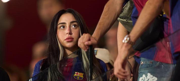 Nicki Nicole en el partido del FC Barcelona contra el Como1907 en el Estadi Johan Cruyff el pasado 10 de agosto. / Pedro Salado