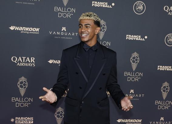Lamine Yamal, en la alfombra roja previa a la gala del Balón de Oro.