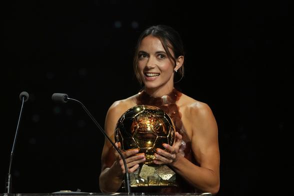 Aitana Bonmatí recibe el Balón de Oro que corona a la mejor futbolista del 2025 en París.