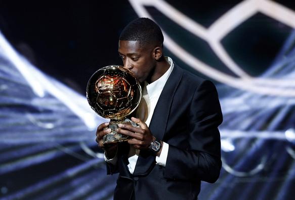 <p>Aitana Bonmatí logró lo que ninguna otra futbolista había logrado: el tercer Balón de Oro consecutivo. <a href="https://elpais.com/sociedad/2025-07-16/el-desafio-de-la-mejor-jugadora-del-mundo.html" rel="" target="_blank" title="https://elpais.com/sociedad/2025-07-16/el-desafio-de-la-mejor-jugadora-del-mundo.html">La jugadora del Barcelona alarga su estela de éxito </a>en un alarde de su regularidad como mejor futbolista del mundo. En 2023 recogió el legado de Alexia Putellas, lo continuó el año pasado y este lo ha superado por todo lo alto en la edición más impredecible del trofeo femenino estos últimos años. Recibió el Balón de manos de un ídolo para ella, de un jugador espejo y para algunos su homónimo en el fútbol masculino: Andrés Iniesta. </p><p><a href="https://elpais.com/deportes/futbol/2025-09-22/aitana-bonmati-la-lider-excepcional-que-ya-cuenta-tres-balones-de-oro.html" target="_blank">Seguir leyendo</a></p>