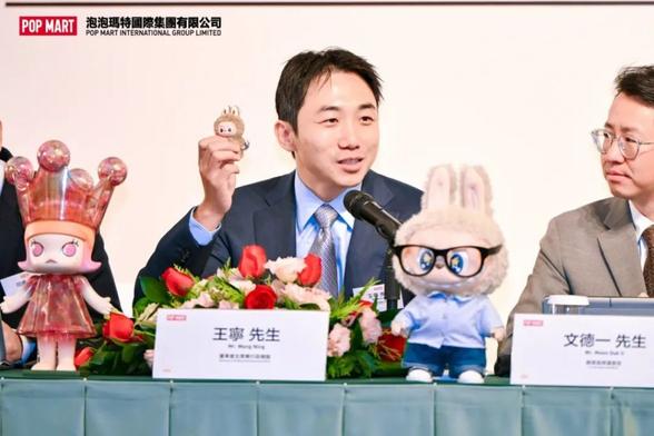 <p>中国のアートトイ大手の泡泡瑪特国際集団（POP MART、ポップマート）のキャラクター「LABUBU（ラブブ）」が世界的ヒットを記録する一方で、その人気に便乗した模造品も大量に出回り、ネットでは偽物を揶揄する「LAFUFU」という俗称も生まれている。</p>
<p>ポップマートはこのほど、すでに27カ国・地域の税関に働きかけ、知的財産権を侵害する模造品の取締り強化を図っていると明らかにした。これまでに摘発された事例は240件余り、計791万点の模造品が押収された。英国やオランダ、フランス、イタリアなど欧州の税関で摘発される事例がとくに多く、オランダだけで26万点余りが押収されたという。</p>
<p>ポップマートは現場で働く税関職員らが偽物を一目で見分けられるよう、多言語対応の「模造品判別図鑑」を公開している。図鑑には、LABUBUを含む「THE MONSTERS（ザ・モンスターズ）」シリーズや「CRYBABY（クライベイビー ）」「Twinkle Twinkle（トゥインクルトゥインクル）」などの主要IPが網羅されている。</p>
<p><img alt="" class="aligncenter wp-image-374862 size-full" height="720" src="https://36krjp-1316517779.cos.ap-tokyo.myqcloud.com/uploads/2025/09/20250919174853v2_d4bd71685a454deea992443641631824@5654145_oswg150781oswg1080oswg720_img_000242.jpeg" width="1080" /></p>
<p>中国税関総署も取締りを強化しており、2025年に入ってからLABUBUの模造品183万点を押収し、61カ国・地域への輸出を未然に防いでいる。王軍副署長は、知的財産権の保護はイノベーションを守ることと同義だとし、模造品取締りの重要性を強調した。</p>
<blockquote class="wp-embedded-content"><p><a href="https://36kr.jp/350902/">POP MART、LABUBU人気で時価総額6兆円超　創業者は38歳で中国10位の富豪に</a></p></blockquote>
<p></p>
<p>ポップマートが8月19日に発表した2025年1〜6月期の売上高は、前年同期比204.4％増の138億8000万元（約2900億円）となり、うちLABUBUを中心とするTHE MONSTERSシリーズが48億1000万元（約1000億円）と全体の34.7％を占めた。</p>
<blockquote class="wp-embedded-content"><p><a href="https://36kr.jp/370026/">中国POP MART、“LABUBU旋風”で1〜6月純利益5倍　時価総額8兆円で過去最高</a></p></blockquote>
<p></p>
<p>LABUBU人気を背景に、ポップマートの株価は年初来上昇を続けていたが、8月26日に最高値の339.8香港ドル（約6500円）をつけた後急落し、9月18日の終値は27％下げて267香港ドル（約5000円）となっている。</p>
<p>＊1元＝約21円、1香港ドル＝約19円で計算しています。</p>
<p>（36Kr Japan編集部）</p>