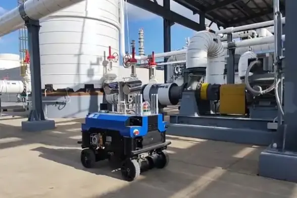<p>特殊ロボットの開発を手がける深圳発のスタートアップ「玄創機器人(XUANTRON)」がこのほど、プレシリーズAで東方富海(Oriental Fortune Capital)から数千万元(数億円)を調達した。資金は研究開発や市場開拓に用いられる。</p>
<p>2022年12月に設立された玄創機器人は、特殊ロボットのなかでもメンテナンスロボットと複合作業ロボットを中心に製品を展開しており、石油化学工業や原子力発電、新エネルギー、特殊な工業シーンで活用されている。主な顧客には、万華化学集団や平煤神馬集団、中国石油天然気集団(CNPC)といった大手企業が名を連ねる。</p>
<p>コアメンバーはハルビン工業大学出身者を中心に構成され、同大学ロボット研究所や福建(泉州)先進製造技術研究院の研究成果を技術基盤としている。創業者の傅喆CEOは、工業・製造分野で10年以上の経験を持ち、英国シェフィールド大学とインペリアル・カレッジ・ロンドンで修士号を取得した経歴を有する。</p>
<p>特殊ロボットは、サービスロボットや産業ロボットと並ぶ「三大ロボット分野」のひとつ。特殊環境への適応力や特殊機能を備え、危険・過酷な現場や人間には不可能な作業で活躍する。中国における特殊ロボット市場は着実に拡大を続けており、目下年平均20%以上で成長し、2025年の市場規模は306億元(約6400億円)に達すると見込まれている。</p>
<blockquote class="wp-embedded-content"><p><a href="https://36kr.jp/321739/">中国の人型ロボット、洋上風力発電や災害救援などの特殊分野で活用加速</a></p></blockquote>
<p></p>
<p>傅CEOは、業界の主流技術として「本体の軽量化設計、複数の移動方式を組み合わせたシャシー、中核となる認識・制御アルゴリズムの高度化」を挙げる。そのうえで、AIロボットの頭脳が進化し続ければ、特殊ロボットが外部環境を認識し、自律的に意思決定する能力も実際の現場で発揮されるようになるとの見通しを示した。</p>
<p>玄創機器人のメンテナンスロボットは、車輪式やクローラ式、レール式といった従来の移動方式を採用しつつも、軽量化など独自のハードウエア設計を導入。コアアルゴリズム面では、垂直特化型モデルとビジョンアルゴリズムを組み合わせ、機械的な安定性とアルゴリズムの効率性を両立させた。</p>
<figure class="wp-caption aligncenter" style="width: 794px;"><img alt="" height="1136" src="https://img.36krcdn.com/hsossms/20250825/v2_4ad0fea574614ddcadd6a22340236f8d@6221844_oswg116668oswg794oswg1136_img_000?x-oss-process=image/format,jpg/interlace,1" width="794" /><figcaption class="wp-caption-text">防爆仕様の巡回点検ロボット(画像は企業提供)</figcaption></figure>
<p>特殊現場向け複合作業ロボットに関しては、特定の産業用途に合わせたAIシステムに重点を置いた。「大脳」にあたる認識・意思決定機能と、「小脳」にあたる運動制御機能を独自開発し、防爆仕様の標
