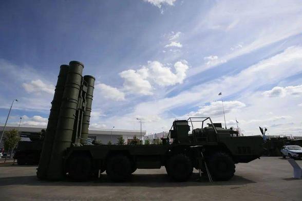 A Russian S-400 air defense system on display.