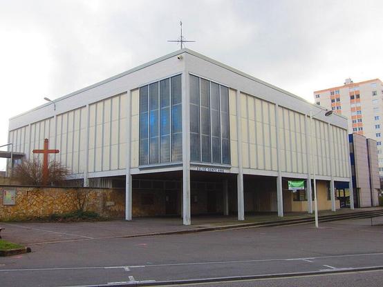 Église Sainte-Anne à #Nancy (#MeurtheEtMoselle) L’église se développe sur deux niveaux : les salles de catéchisme au rez-de-chaussée ; l’espace liturgique, la sacristie, la chapelle de semaine et le baptistère ...
Suite 👉 https://monumentum.fr/architecture-contemporaine-remarquable/acr0000567/nancy-eglise-sainte-anne
#Patrimoine #ArchitectureContemporaine
Photo CC-BY-SA 4.0 : Aimelaime~commonswiki