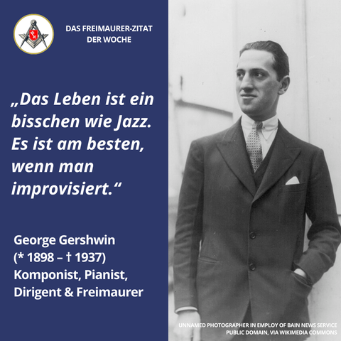 Grafik mit blauem Hintergrund links und Schwarz-Weiß-Foto von George Gershwin rechts. Links oben das Freimaurer-Symbol mit Zirkel und Winkelmaß. Text: „Das Freimaurer-Zitat der Woche“. Darunter steht: „Das Leben ist ein bisschen wie Jazz. Es ist am besten, wenn man improvisiert.“ Ergänzend: „George Gershwin (1898–1937), Komponist, Pianist, Dirigent & Freimaurer.“ Rechts zeigt das Foto Gershwin im Anzug mit Krawatte, er steht mit einer Hand in der Tasche und blickt zur Seite.