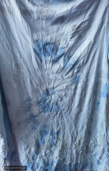 The effect is  a lot better on the back. You can see the white and blues in a spiral pattern