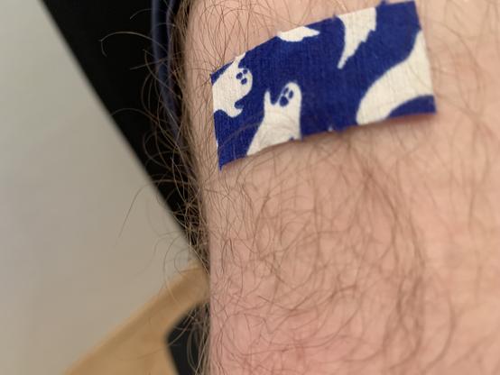 Pflaster mit Gespensteraufdruck auf Oberarm