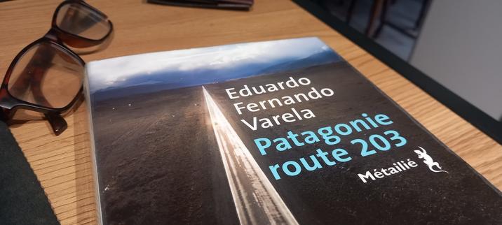 Couverture de "Patagonie, route 203", un premier roman tardif, mais si réussi, de Eduardo Fernando Varela