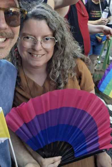 Jag i Pride-tåget med biflaggan i rosa, lila, blått