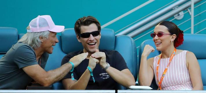 Jon Bon Jovi, Jake Bongiovi yMillie Bobby Brown en el Open de Miami, marzo de 2025. / Leonardo Fernandez