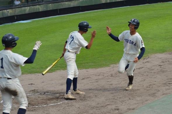 【豊浦―宇部】先制しハイタッチを交わす豊浦の選手たち＝オーヴィジョンスタジアム下関