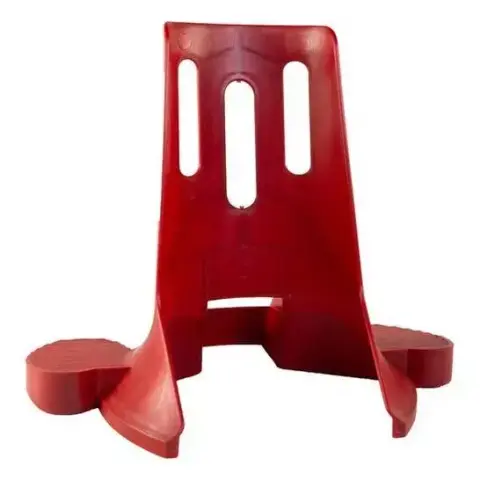 Object en plastique rouge à la forme compliquée.
Ca ressemble un peu à une moitié de cône de chantier coupé verticalement,  mais avec des excroissances en plus.