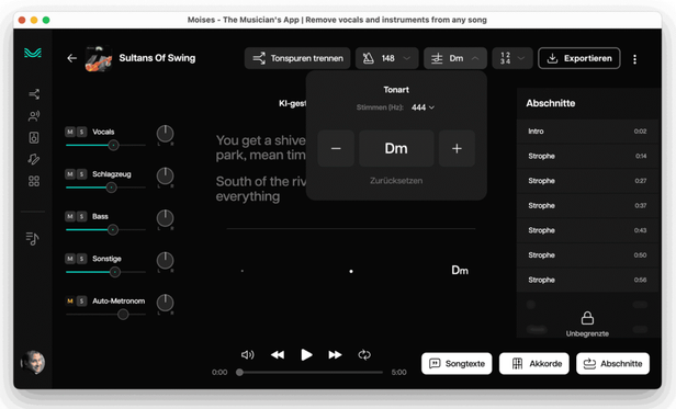 Screenshot einer Musikbearbeitungs-App. Links sind Tonspuren für Gesang, Schlagzeug, Bass und mehr. Oben kann die Tonspur getrennt werden, und die Tonart ist Dm. Liedabschnitte rechts.