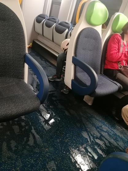 Vagone di treno con pavimento bagnato