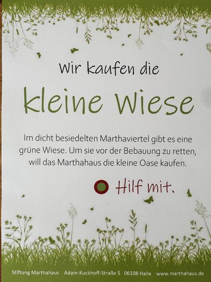 Foto vom Flyer mit Text „Wir kaufen die kleine Wiese
Im dicht besiedelten Marthaviertel gibt es eine grüne Wiese. Um sie vor der Bebauung zu retten, will das Marthahaus die kleine Oase kaufen.