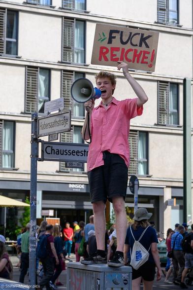 Teilnehmer bei Fridays for Future-Demo #ExitGasEnterFuture mit Megafon und  Schild: „Fuck Reiche!". Katherina Reiche ist die CDU-Wirtschaftsministerin, die neue Gaskraftwerke bauen möchte. Berlin, 20.09.2025