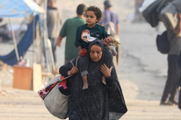 Palestinos de Gaza ciudad tratan de escapar hacia el sur, el 24 de septiembre de 2025. (Dawoud Abu Alkas / Reuters)