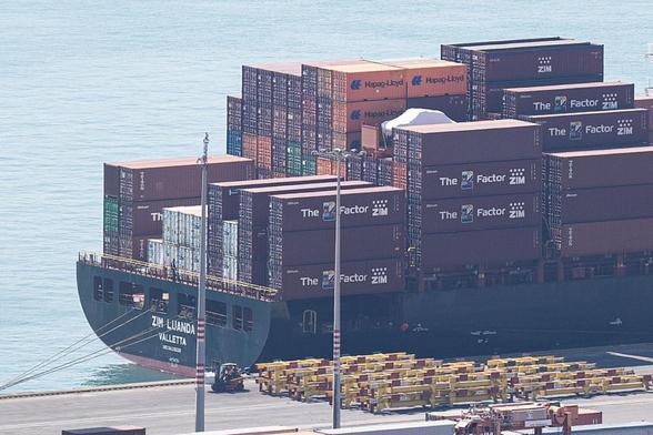 El portacontenedores Zim Luanda zarpa de Barcelona con un cargamento de 122 toneladas de acero, supuestamente para la fabricación de armas de Israel, el 1 de julio de 2025. (Marc Asensio / Getty Images)