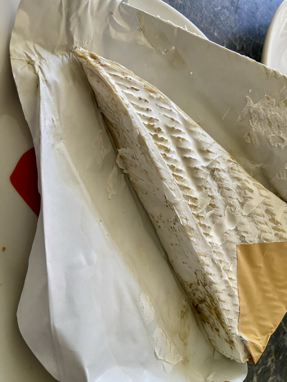 Brie die per ongeluk in de velomobiel is blijven liggen na het boodschappen doen. Het aroma komt je tegemoet, zodra je de wikkel open doet