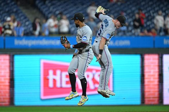 Staying alive: Marlins fight through delay, extra innings for 7th consecutive win - Marlins