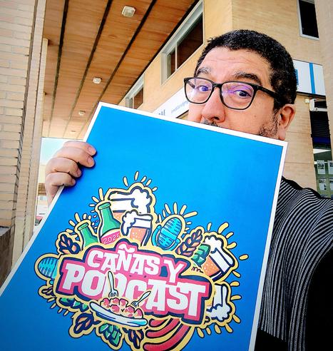 Un servidor con el cartel del logo del evento Cañas y Podcast