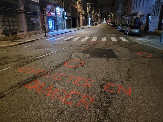 Photo du cours Berriat Ouest où il est écrit par terre : «&nbsp;Cyclistes en danger&nbsp;».