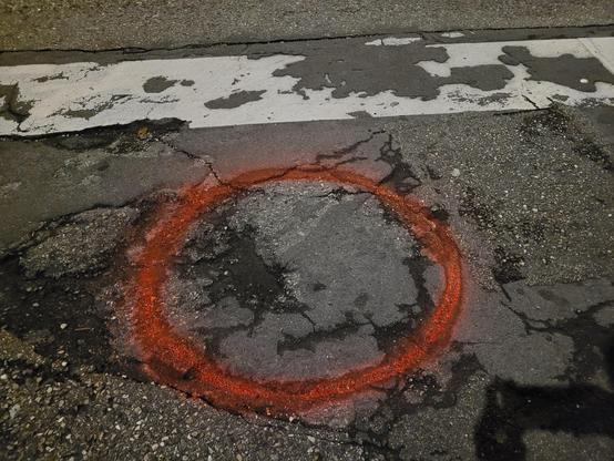 Photo du cours Berriat Ouest où un cercle rouge est dessiné par terre.