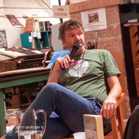 Lo scrittore Davide Longo durante la presentazione di  " La donna della mansarda" il 28 agosto u.s. alla biblioteca civica Tartarotti di Rovereto