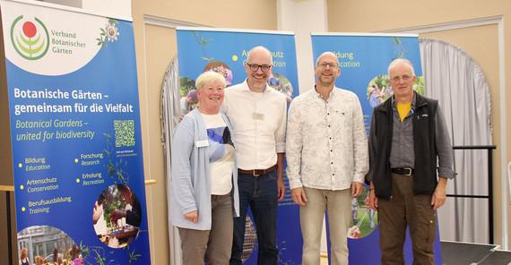 Das Bild zeigt ein Gruppenbild mit den beiden Trägern der Zandermedaille 2025 Felicitas Wöhrmann (links) und Dr. Michael Burkart, Wissenschaftlicher Leiter des Botanischen Gartens der Universität Potsdam (rechts) mit VBG-Präsident Prof. Dr. Kai Müller (2.von rechts) und VBG-Vizepräsident Prof. Dr. Christopher Grefen (2. von links). Das Foto machte Laura Bohne. VBG = Verband Botanischer Gärten