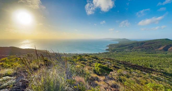 Belep = Dau Art = L'île du Soleil.  On peut apercevoir au loin l'île Pott la dernière terre émergée de la Nouvelle-Calédonie vers le Nord cc by nc Nicolas Rinck