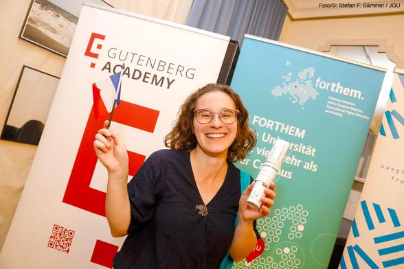 Siegerin Marina Lehmann forscht in der Mainzer Buchwissenschaft zum Freizeitverhalten von Lesern und Nicht-Lesern in Deutschland. Sie wird die JGU beim FORTHEM Researcher Grand Prix 2025 im November in Dijon vertreten. (Foto/©: Stefan F. Sämmer / JGU)