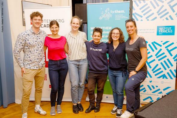 Die sechs Teilnehmer*innen des "Science im Salon" 2025: (v.l.) David Welsch, Lea Tröster, Henrike Jungeblut, Dean Hodapp, Marina Lehmann und Lisa Weglinski, allesamt Promovierende an der Johannes Gutenberg-Universität Mainz (Foto/©: Stefan F. Sämmer / JGU)