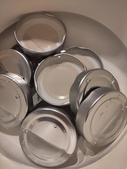 Die Deckel der Marmeladengläser wurden ausgekocht.