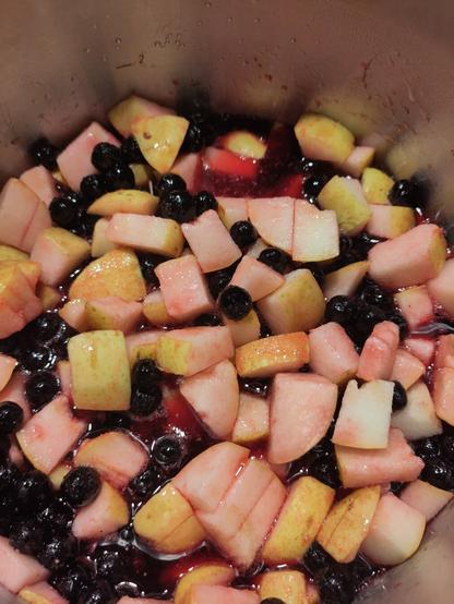 Die Fruchtmischung aus Apfelbeeren und Birnen in einem Topf