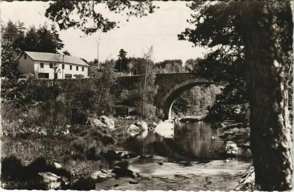 Le Chapeauroux au Pont de Braye France à #Auroux (#Lozère)  #CartePostaleAncienne 👉 https://cartorum.fr/carte-postale/636415/auroux-le-chapeauroux-au-pont-de-braye-france