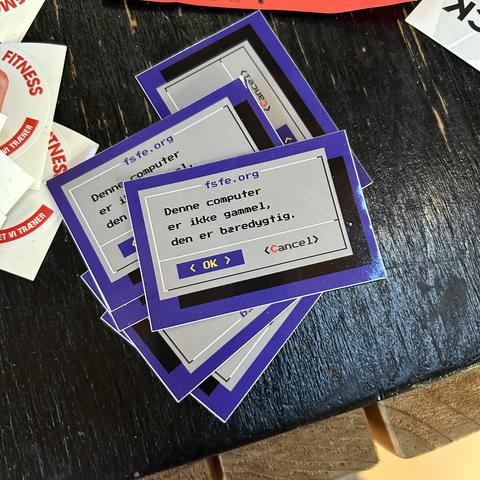 Sticker i samme stil som en gammel hjemmeside: "Denne computer er ikke gammel, den er bæredygtig" og  enOK og Cancel-knap