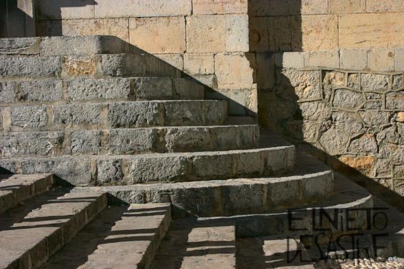 Fotografía de una escalera de piedra