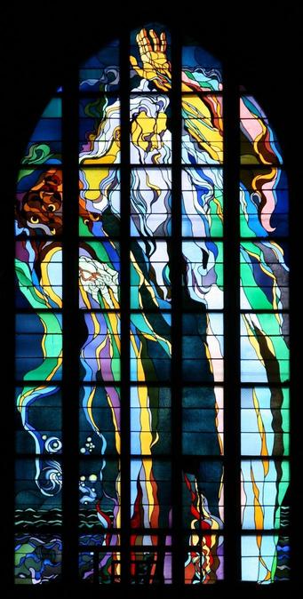Deutsch: Buntglasfenster des polnischen Künstlers Stanisław Wyspiański in der Franziskanerkirche in Krakau. Es zeigt „Gott Vater – werde!“, eine monumentale Figur Gottes mit erhobener Hand, umgeben von fließenden Linien und kräftigen Farben in Blau, Grün, Gelb und Rot, die Bewegung und Schöpfung symbolisieren.

Englisch: Stained glass window by Polish artist Stanisław Wyspiański in the Franciscan Church in Kraków. It depicts “God the Father – Let it Be!”, a monumental figure of God with an uplifted hand, surrounded by flowing lines and vivid colors in blue, green, yellow, and red, symbolizing movement and creation.