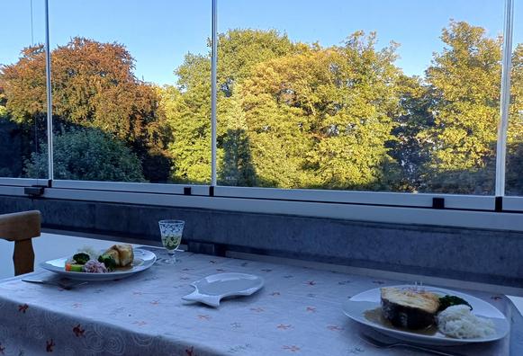 Der Eßtisch im Wintergarten ist gedeckt