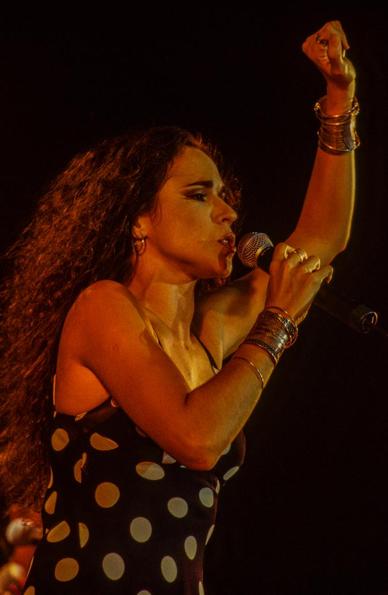 La chanteuse brésilienne Daniela Mercury lors d'un concert à La Cigale à Paris le 11 juillet 1997.
