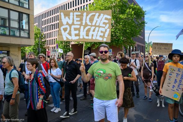 Teilnehmer*innen bei Fridays for Future-Demo #ExitGasEnterFuture mit Schildern: „Weiche Reiche!", „Milliarden für fossil + Macht, Klimaschutz wird ausgelacht“, „Klimaschutz ist für alle da!", Berlin, 20.09.2025