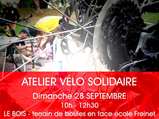 Affiche-flyer atelier vélo solidaire de l'association avec un dérailleur arrière de VTC au 1er plan et les membres de l'asso à l'arrière plan pendant un atelier.