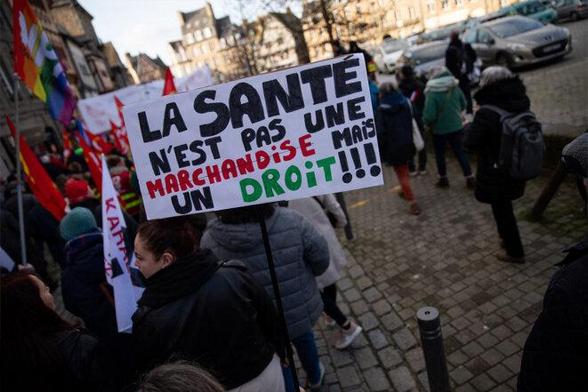 Une manifestation pour la défense de l'hôpital public à Guingamp, le 1er février 2025. © Photo Vincent Feuray / Hans Lucas via AFP