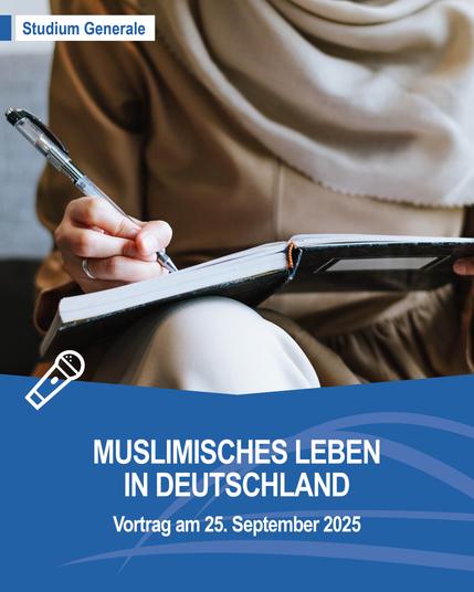 Nahaufnahme einer sitzenden Kopftuchträgerin mit Stift und aufgeschlagenem Notizbuch auf dem Schoß.