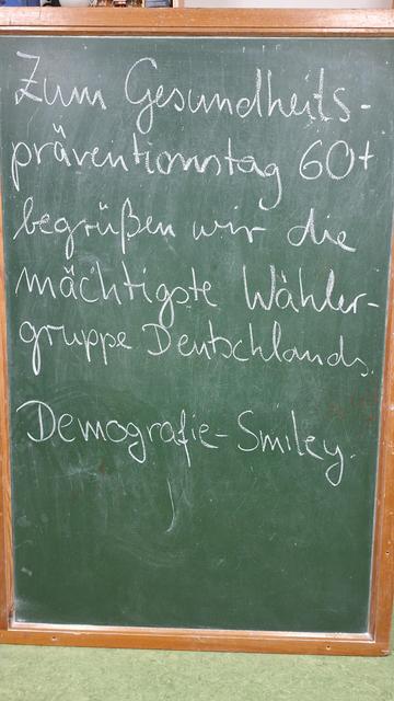 Zum Gesundheitspräventionstag 60+ begrüßen wir die mächtigste Wählergruppe Deutschlands. Demografie Smiley